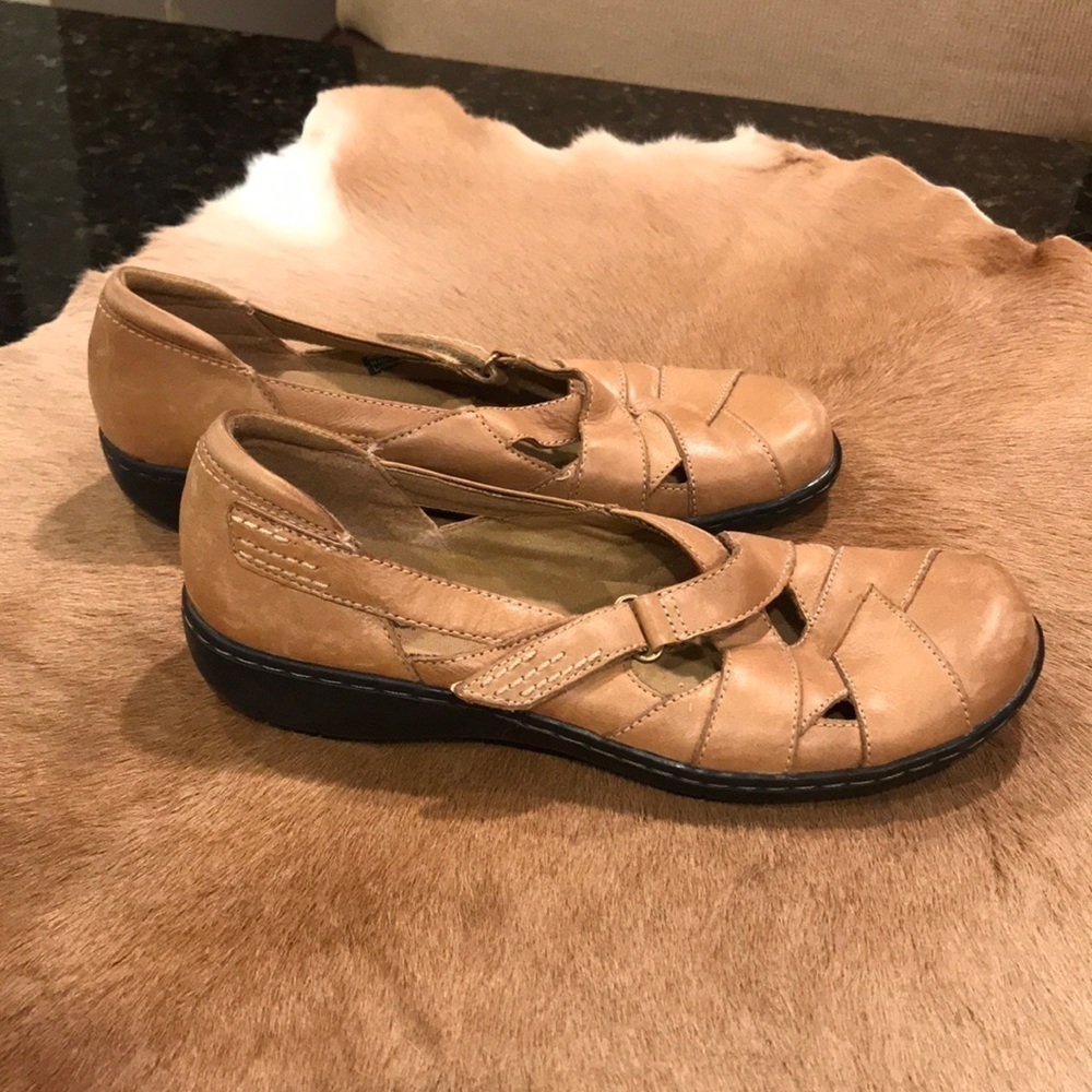 Clark’s Bendables Tan Leather Shoe Size 7.5N